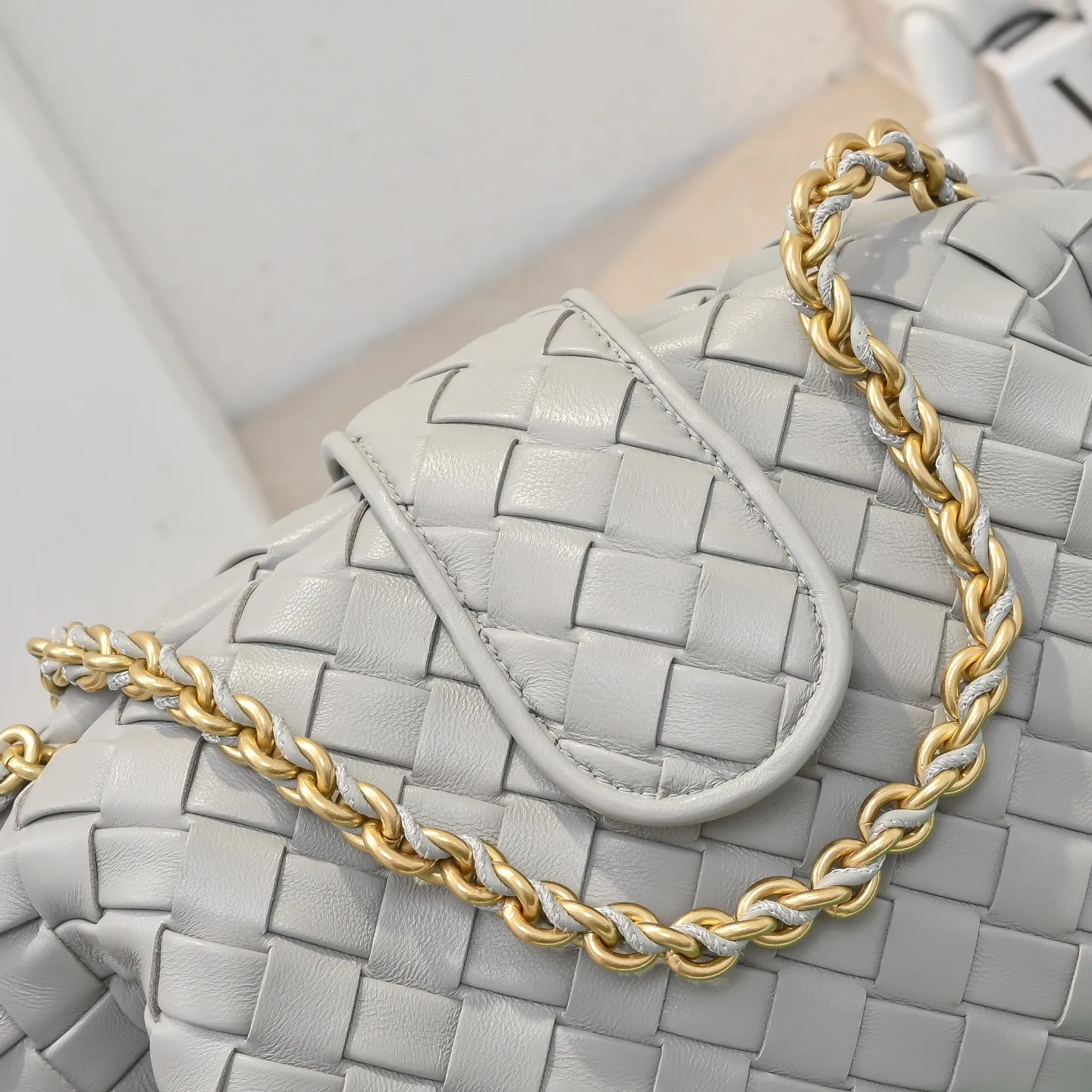 Batch 2260 Bitters Venetia 2024 summer series brings Lauren 1980 handbags back to the public eye. The design of the bag is inspired by ancient Roman architecture. It uses the brand's iconic Intrecciato lambskin woven bag body with a hard frame. No logo can be seen on the whole bag. It is equipped with a leather woven metal chain. When using it as a clutch, just put the chain directly in the bag ~ showing an elegant and timeless style. Decades later, when Lauren Hutton once again walked on the Bottega Venetia spring and summer show with this bag, the charm of the year still remains intact despite the passage of time. Size: 31.5*16.5*11 Style No.: 5807